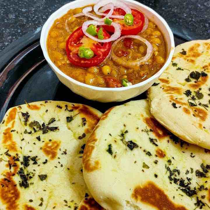 अब घर पर बनाएं स्वादिष्ट और मसालेदार Chole Kulche बिल्कुल देसी अंदाज़ में! 1 Chole Kulche