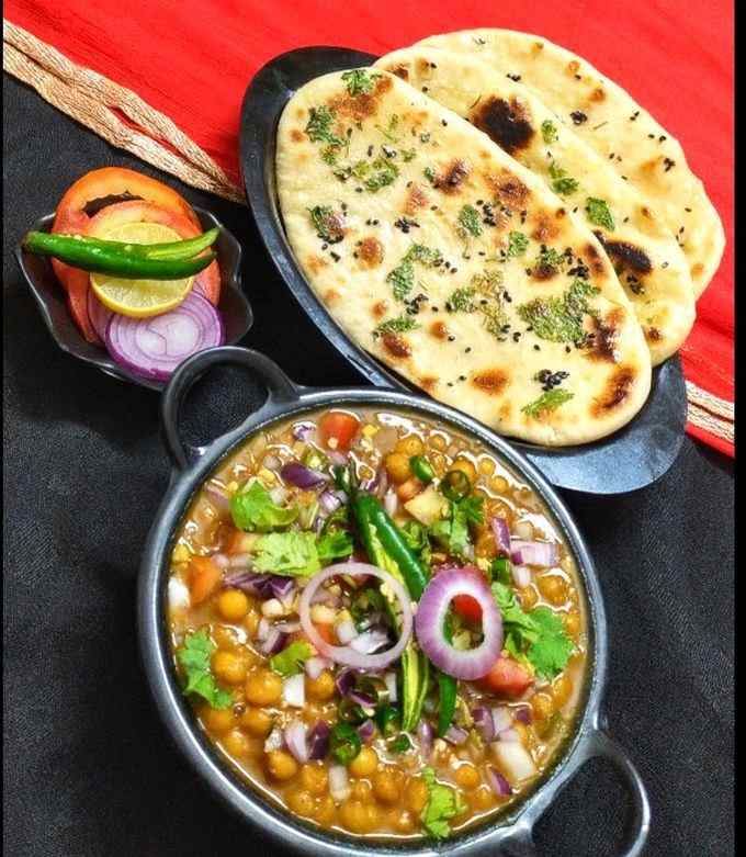 अब घर पर बनाएं स्वादिष्ट और मसालेदार Chole Kulche बिल्कुल देसी अंदाज़ में! 2 Chole Kulche