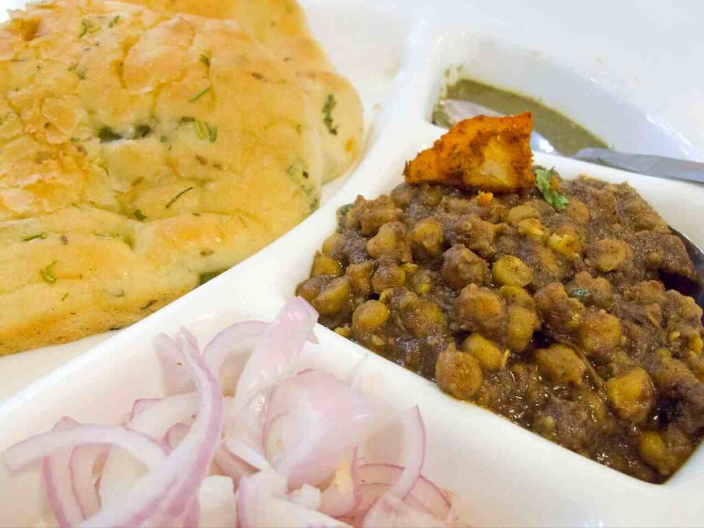 अब घर पर बनाएं स्वादिष्ट और मसालेदार Chole Kulche बिल्कुल देसी अंदाज़ में! 5 Chole Kulche