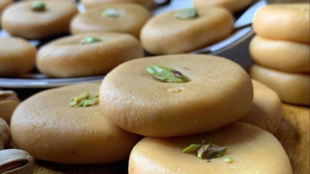 diwali-par-banayein-ye-7-paramparik-mithaiyan