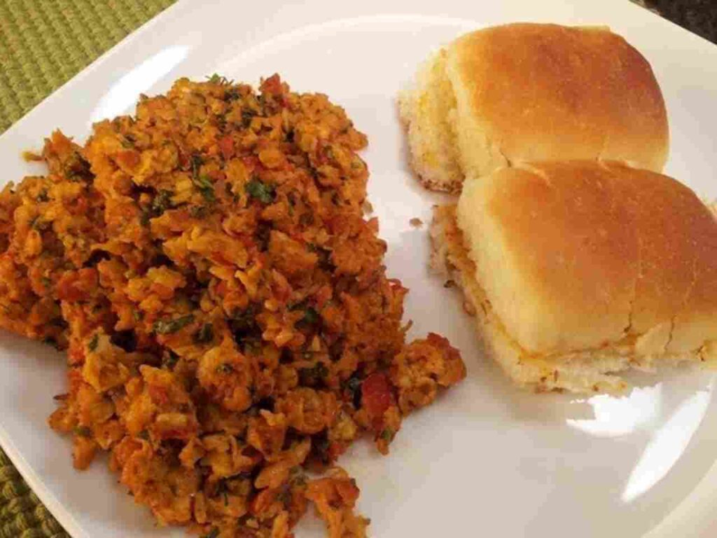 Mumbai street food का असली मज़ा – बनाएं झटपट और मसालेदार Egg Bhurji Pav घर पर! 1 Egg Bhurji Pav