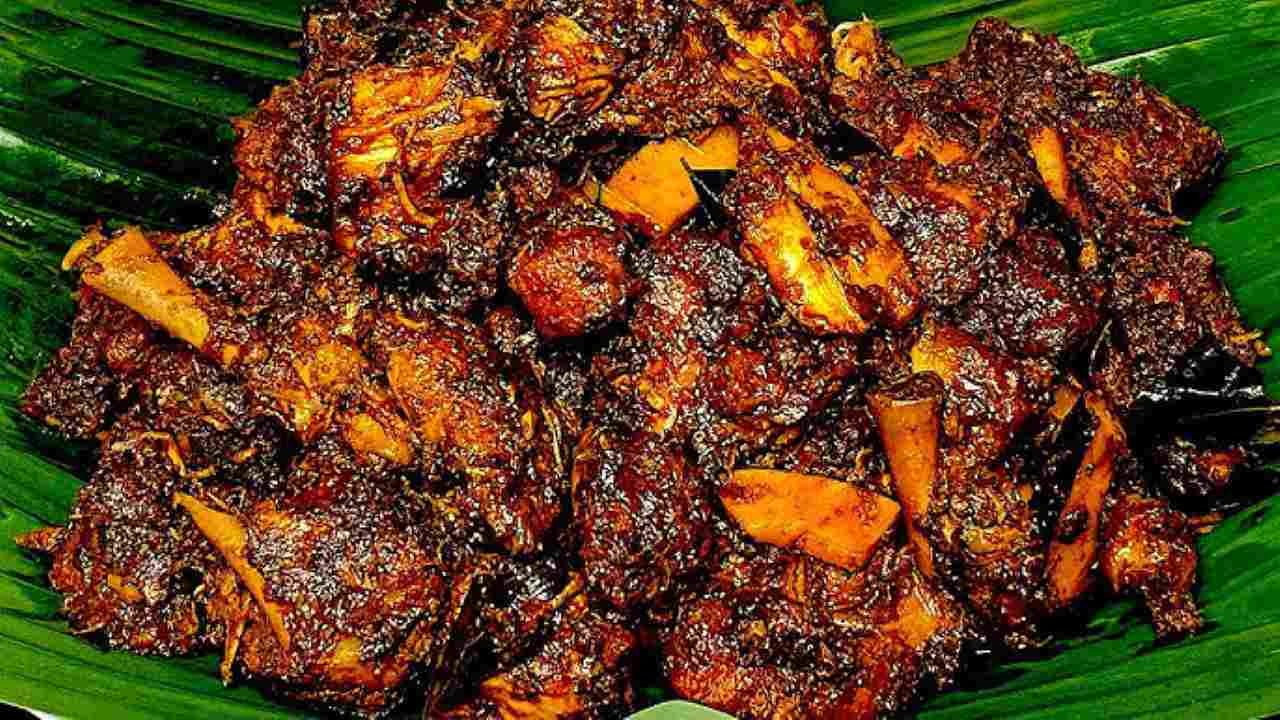 Kerala के Malabar तट का असली स्वाद – बनाएं मसालेदार और सुगंधित Malabar Chicken Peralan! 1 Malabar Chicken Peralan2