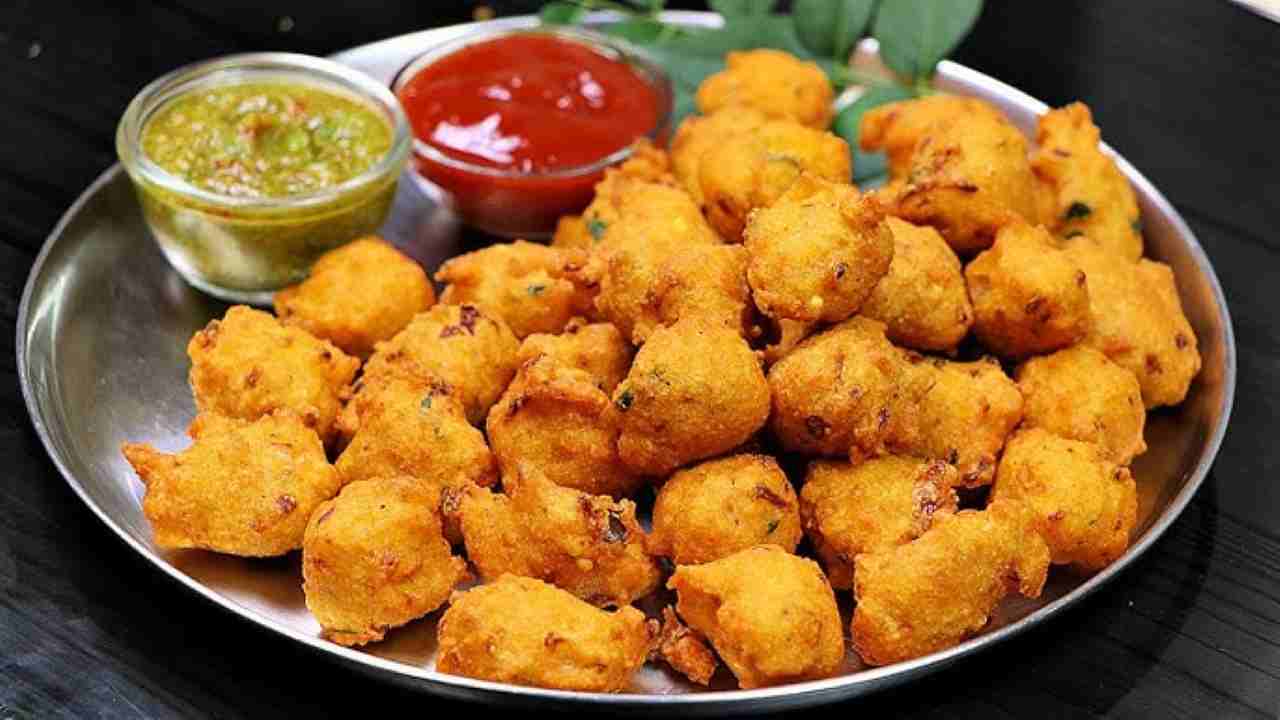 Diwali Special Snacks घर पर बनाएं 7 कुरकुरे नमकीन जो सबको पसंद आएँगे 1 Diwali Special Snacks
