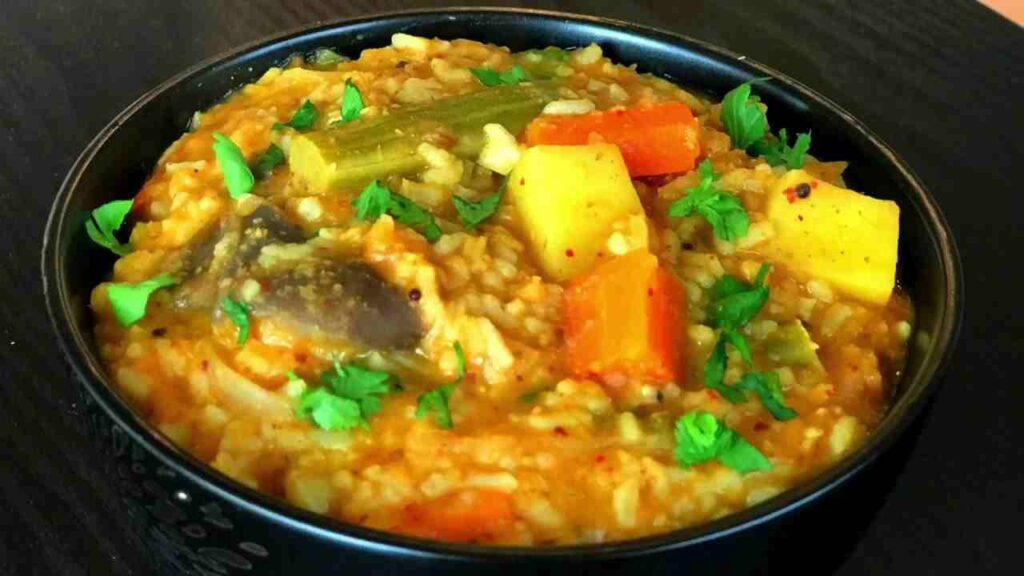 गर्मागरम और मसालेदार Sambar Sadam लंच के लिए परफेक्ट comfort food! 2 Sambar Sadam